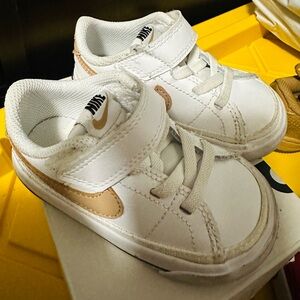Nike Kids Sneakers in White and Gold